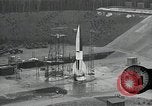 Standbild Raketenstart in Zeitlupe A-4 oder V-2 Peenemunde Rocket Center Ostvorpommern Deutschland, 1942, aus Sekunde 14 historischem Filmmaterial Videoclip 65675032508