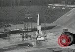 Standbild Raketenstart in Zeitlupe A-4 oder V-2 Peenemunde Rocket Center Ostvorpommern Deutschland, 1942, aus Sekunde 15 historischem Filmmaterial Videoclip 65675032508