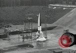 Standbild Raketenstart in Zeitlupe A-4 oder V-2 Peenemunde Rocket Center Ostvorpommern Deutschland, 1942, aus Sekunde 16 historischem Filmmaterial Videoclip 65675032508