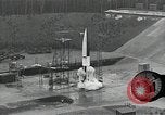 Standbild Raketenstart in Zeitlupe A-4 oder V-2 Peenemunde Rocket Center Ostvorpommern Deutschland, 1942, aus Sekunde 17 historischem Filmmaterial Videoclip 65675032508