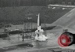 Standbild Raketenstart in Zeitlupe A-4 oder V-2 Peenemunde Rocket Center Ostvorpommern Deutschland, 1942, aus Sekunde 18 historischem Filmmaterial Videoclip 65675032508