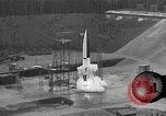 Standbild Raketenstart in Zeitlupe A-4 oder V-2 Peenemunde Rocket Center Ostvorpommern Deutschland, 1942, aus Sekunde 19 historischem Filmmaterial Videoclip 65675032508