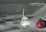 Standbild Raketenstart in Zeitlupe A-4 oder V-2 Peenemunde Rocket Center Ostvorpommern Deutschland, 1942, aus Sekunde 20 historischem Filmmaterial Videoclip 65675032508