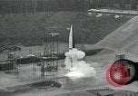 Standbild Raketenstart in Zeitlupe A-4 oder V-2 Peenemunde Rocket Center Ostvorpommern Deutschland, 1942, aus Sekunde 21 historischem Filmmaterial Videoclip 65675032508