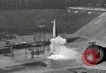 Standbild Raketenstart in Zeitlupe A-4 oder V-2 Peenemunde Rocket Center Ostvorpommern Deutschland, 1942, aus Sekunde 22 historischem Filmmaterial Videoclip 65675032508