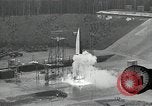 Standbild Raketenstart in Zeitlupe A-4 oder V-2 Peenemunde Rocket Center Ostvorpommern Deutschland, 1942, aus Sekunde 23 historischem Filmmaterial Videoclip 65675032508