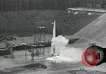 Standbild Raketenstart in Zeitlupe A-4 oder V-2 Peenemunde Rocket Center Ostvorpommern Deutschland, 1942, aus Sekunde 24 historischem Filmmaterial Videoclip 65675032508