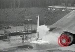 Standbild Raketenstart in Zeitlupe A-4 oder V-2 Peenemunde Rocket Center Ostvorpommern Deutschland, 1942, aus Sekunde 25 historischem Filmmaterial Videoclip 65675032508