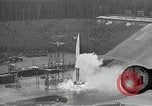 Standbild Raketenstart in Zeitlupe A-4 oder V-2 Peenemunde Rocket Center Ostvorpommern Deutschland, 1942, aus Sekunde 26 historischem Filmmaterial Videoclip 65675032508