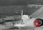 Standbild Raketenstart in Zeitlupe A-4 oder V-2 Peenemunde Rocket Center Ostvorpommern Deutschland, 1942, aus Sekunde 27 historischem Filmmaterial Videoclip 65675032508