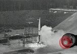 Standbild Raketenstart in Zeitlupe A-4 oder V-2 Peenemunde Rocket Center Ostvorpommern Deutschland, 1942, aus Sekunde 28 historischem Filmmaterial Videoclip 65675032508