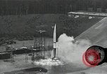 Standbild Raketenstart in Zeitlupe A-4 oder V-2 Peenemunde Rocket Center Ostvorpommern Deutschland, 1942, aus Sekunde 29 historischem Filmmaterial Videoclip 65675032508