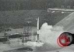 Standbild Raketenstart in Zeitlupe A-4 oder V-2 Peenemunde Rocket Center Ostvorpommern Deutschland, 1942, aus Sekunde 30 historischem Filmmaterial Videoclip 65675032508