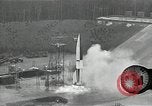 Standbild Raketenstart in Zeitlupe A-4 oder V-2 Peenemunde Rocket Center Ostvorpommern Deutschland, 1942, aus Sekunde 31 historischem Filmmaterial Videoclip 65675032508