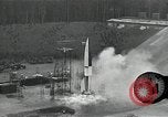 Standbild Raketenstart in Zeitlupe A-4 oder V-2 Peenemunde Rocket Center Ostvorpommern Deutschland, 1942, aus Sekunde 32 historischem Filmmaterial Videoclip 65675032508