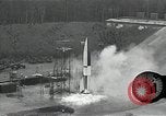 Standbild Raketenstart in Zeitlupe A-4 oder V-2 Peenemunde Rocket Center Ostvorpommern Deutschland, 1942, aus Sekunde 33 historischem Filmmaterial Videoclip 65675032508