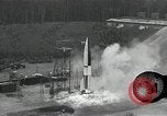 Standbild Raketenstart in Zeitlupe A-4 oder V-2 Peenemunde Rocket Center Ostvorpommern Deutschland, 1942, aus Sekunde 34 historischem Filmmaterial Videoclip 65675032508