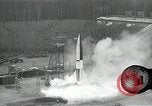 Standbild Raketenstart in Zeitlupe A-4 oder V-2 Peenemunde Rocket Center Ostvorpommern Deutschland, 1942, aus Sekunde 35 historischem Filmmaterial Videoclip 65675032508