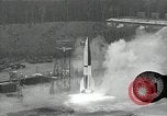 Standbild Raketenstart in Zeitlupe A-4 oder V-2 Peenemunde Rocket Center Ostvorpommern Deutschland, 1942, aus Sekunde 36 historischem Filmmaterial Videoclip 65675032508