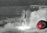 Standbild Raketenstart in Zeitlupe A-4 oder V-2 Peenemunde Rocket Center Ostvorpommern Deutschland, 1942, aus Sekunde 37 historischem Filmmaterial Videoclip 65675032508