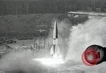 Standbild Raketenstart in Zeitlupe A-4 oder V-2 Peenemunde Rocket Center Ostvorpommern Deutschland, 1942, aus Sekunde 38 historischem Filmmaterial Videoclip 65675032508