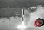 Standbild Raketenstart in Zeitlupe A-4 oder V-2 Peenemunde Rocket Center Ostvorpommern Deutschland, 1942, aus Sekunde 40 historischem Filmmaterial Videoclip 65675032508