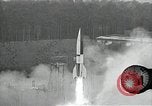Standbild Raketenstart in Zeitlupe A-4 oder V-2 Peenemunde Rocket Center Ostvorpommern Deutschland, 1942, aus Sekunde 41 historischem Filmmaterial Videoclip 65675032508