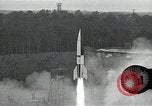 Standbild Raketenstart in Zeitlupe A-4 oder V-2 Peenemunde Rocket Center Ostvorpommern Deutschland, 1942, aus Sekunde 42 historischem Filmmaterial Videoclip 65675032508