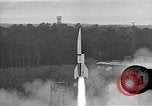 Standbild Raketenstart in Zeitlupe A-4 oder V-2 Peenemunde Rocket Center Ostvorpommern Deutschland, 1942, aus Sekunde 43 historischem Filmmaterial Videoclip 65675032508