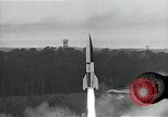 Standbild Raketenstart in Zeitlupe A-4 oder V-2 Peenemunde Rocket Center Ostvorpommern Deutschland, 1942, aus Sekunde 44 historischem Filmmaterial Videoclip 65675032508