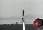Standbild Raketenstart in Zeitlupe A-4 oder V-2 Peenemunde Rocket Center Ostvorpommern Deutschland, 1942, aus Sekunde 46 historischem Filmmaterial Videoclip 65675032508