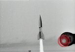 Standbild Raketenstart in Zeitlupe A-4 oder V-2 Peenemunde Rocket Center Ostvorpommern Deutschland, 1942, aus Sekunde 47 historischem Filmmaterial Videoclip 65675032508