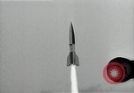 Standbild Raketenstart in Zeitlupe A-4 oder V-2 Peenemunde Rocket Center Ostvorpommern Deutschland, 1942, aus Sekunde 48 historischem Filmmaterial Videoclip 65675032508