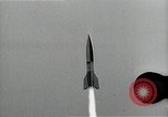 Standbild Raketenstart in Zeitlupe A-4 oder V-2 Peenemunde Rocket Center Ostvorpommern Deutschland, 1942, aus Sekunde 49 historischem Filmmaterial Videoclip 65675032508