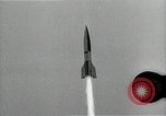 Standbild Raketenstart in Zeitlupe A-4 oder V-2 Peenemunde Rocket Center Ostvorpommern Deutschland, 1942, aus Sekunde 50 historischem Filmmaterial Videoclip 65675032508