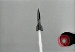 Standbild Raketenstart in Zeitlupe A-4 oder V-2 Peenemunde Rocket Center Ostvorpommern Deutschland, 1942, aus Sekunde 51 historischem Filmmaterial Videoclip 65675032508