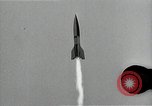 Standbild Raketenstart in Zeitlupe A-4 oder V-2 Peenemunde Rocket Center Ostvorpommern Deutschland, 1942, aus Sekunde 52 historischem Filmmaterial Videoclip 65675032508