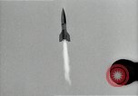 Standbild Raketenstart in Zeitlupe A-4 oder V-2 Peenemunde Rocket Center Ostvorpommern Deutschland, 1942, aus Sekunde 55 historischem Filmmaterial Videoclip 65675032508