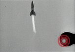 Standbild Raketenstart in Zeitlupe A-4 oder V-2 Peenemunde Rocket Center Ostvorpommern Deutschland, 1942, aus Sekunde 57 historischem Filmmaterial Videoclip 65675032508
