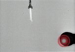 Standbild Raketenstart in Zeitlupe A-4 oder V-2 Peenemunde Rocket Center Ostvorpommern Deutschland, 1942, aus Sekunde 60 historischem Filmmaterial Videoclip 65675032508