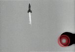Standbild Raketenstart in Zeitlupe A-4 oder V-2 Peenemunde Rocket Center Ostvorpommern Deutschland, 1942, aus Sekunde 61 historischem Filmmaterial Videoclip 65675032508