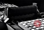 Image oeuf séparateur et coupe-machine Modesto California USA, 1932, de la seconde 25 séquences d'archives historiques vidéo 65675032518
