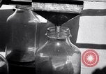 Image oeuf séparateur et coupe-machine Modesto California USA, 1932, de la seconde 50 séquences d'archives historiques vidéo 65675032518