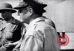 Standbild General Douglas Mac Arthur Besuche befreit Insel Mindoro Mindoro (Philippinen), 1945, aus Sekunde 17 historischem Filmmaterial Videoclip 65675032529