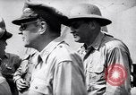 Standbild General Douglas Mac Arthur Besuche befreit Insel Mindoro Mindoro (Philippinen), 1945, aus Sekunde 18 historischem Filmmaterial Videoclip 65675032529