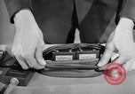 Immagine di Ricevitore-trasmettitore United States USA, 1943, secondo 44 filmato di repertorio 65675032557