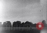 Standbild ein Mann lofted in der Luft von einem Flugzeug Thomasville Georgia United States USA, 1935, aus Sekunde 23 historischem Filmmaterial Videoclip 65675032574