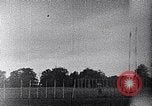 Standbild ein Mann lofted in der Luft von einem Flugzeug Thomasville Georgia United States USA, 1935, aus Sekunde 25 historischem Filmmaterial Videoclip 65675032574