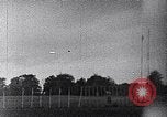 Standbild ein Mann lofted in der Luft von einem Flugzeug Thomasville Georgia United States USA, 1935, aus Sekunde 36 historischem Filmmaterial Videoclip 65675032574