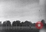 Standbild ein Mann lofted in der Luft von einem Flugzeug Thomasville Georgia United States USA, 1935, aus Sekunde 40 historischem Filmmaterial Videoclip 65675032574